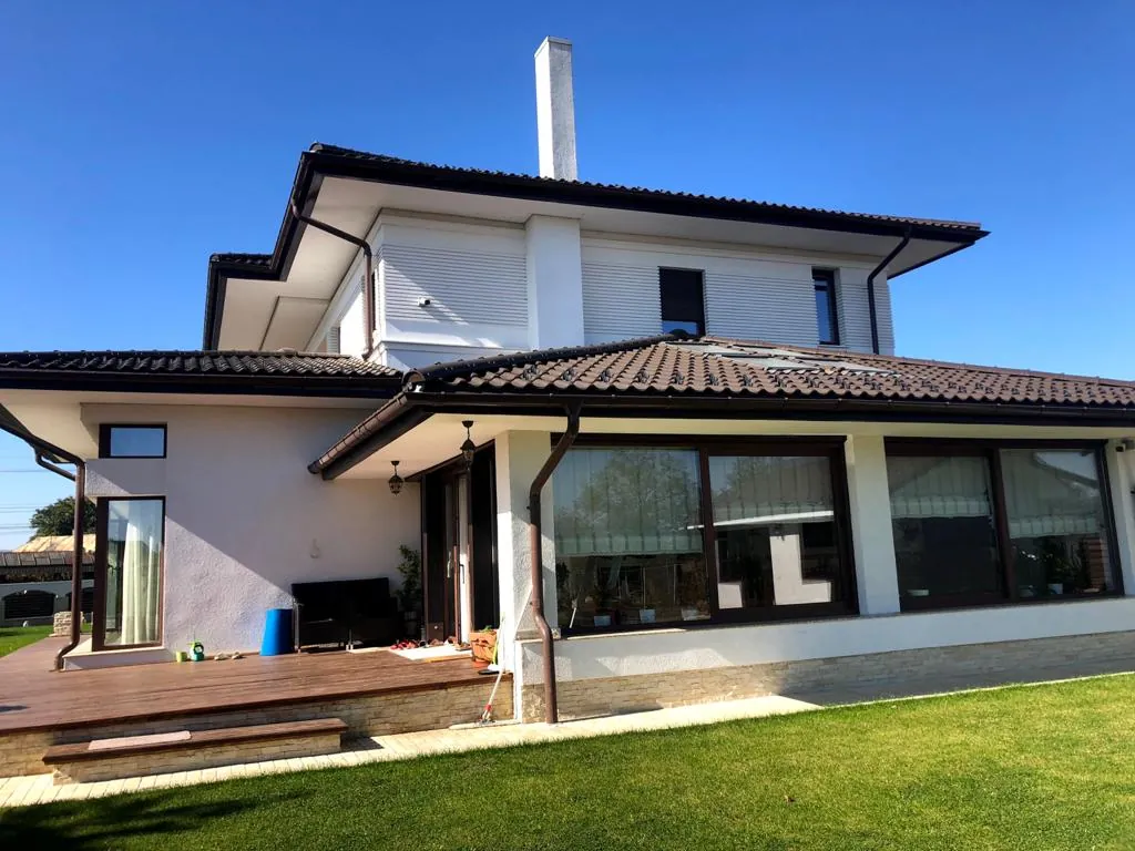 Casă cu tâmplărie montată de TOP WINDOW